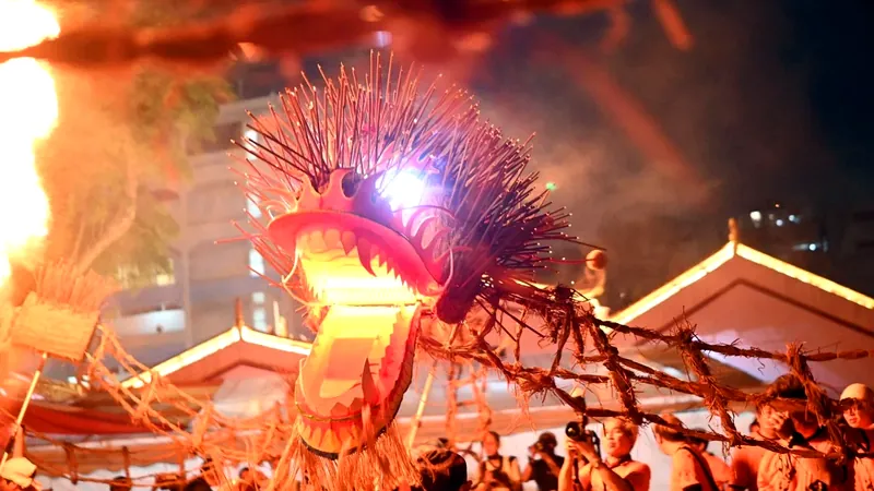 Le dragon de feu illumine les célébrations culturelles à Singapour