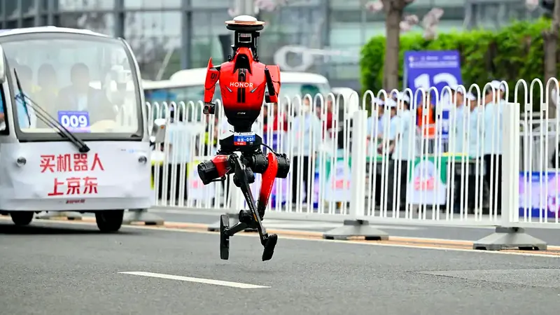 Robot humanoïde chinois bat le record humain sur 100 mètres lors d’un entraînement à Pékin