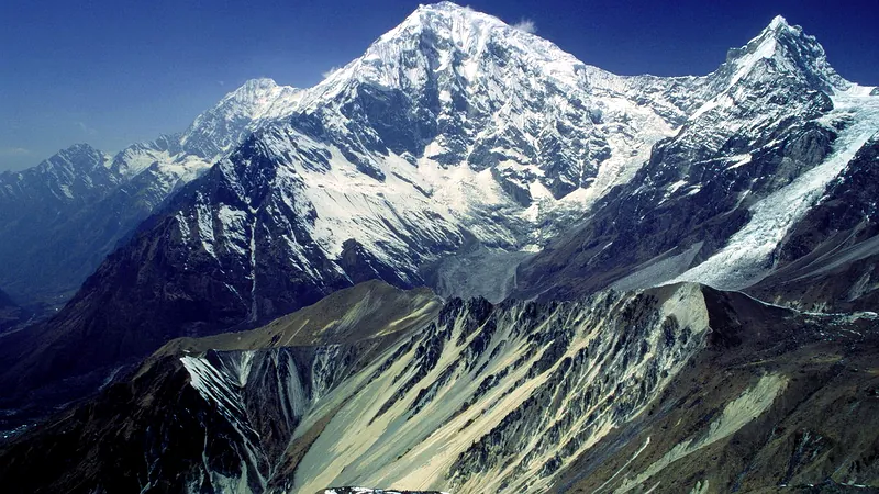 Effondrement du Langtang Lirung : le réchauffement et la fonte du pergélisol mis en cause, bilan combiné 1 446 morts