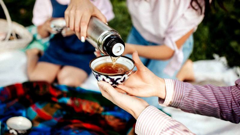 Les exportations chinoises de flasques thermos et de thé atteignent 7,7 milliards de yuans au premier trimestre 2026