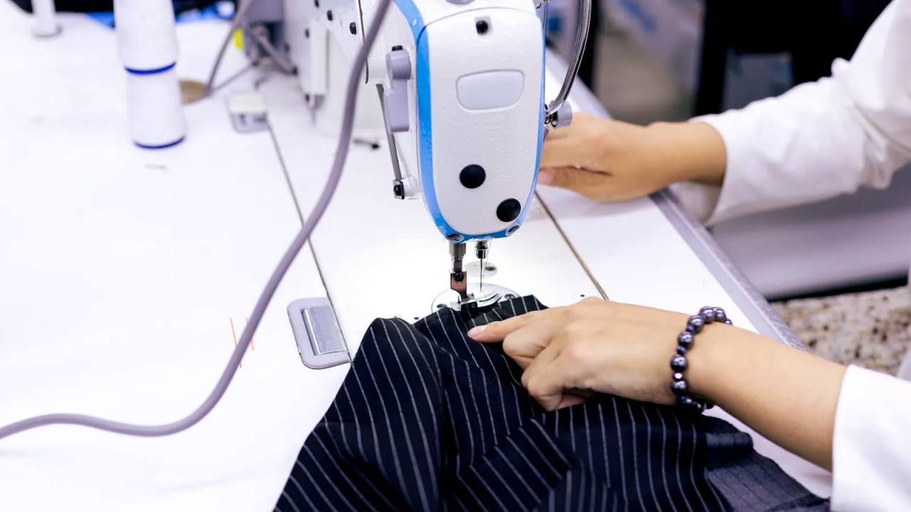 Les patients rénaux travaillent dans un atelier à Guangzhou malgré des défis quotidiens